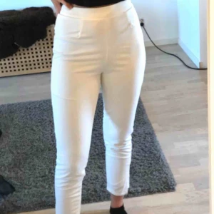  - Superfina vita kostymbyxor från Nelly! Använda bara 1 gång och är i jättefintskick☺️