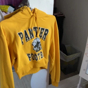 BikBok - En fin magtröja som är i storlek xs🍎gillade den jätte mycket men är lite för liten:/ inget fel på den och sitter fint☺️