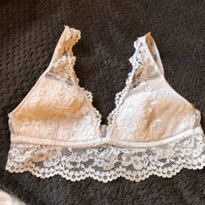  - Vit vadderad spets-bh från Gina Tricot! Rätt använd men fortfarande i någorlunda skick, spännet krånglar till och från. Jag står för frakten och betalning sker via swish 💗