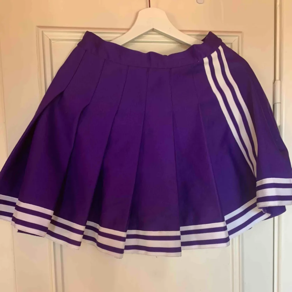 Cheerleader skirt - genuine vintage 👯‍♀️ For the wild summer nights out with your girlfriends 🍭🍸🥂 bought @ Beyond retro.  The size is L - fits +/- 10 cm around 100 cm hips.. Kjolar.