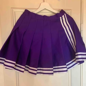  - Cheerleader skirt - genuine vintage 👯‍♀️ For the wild summer nights out with your girlfriends 🍭🍸🥂 bought @ Beyond retro.  The size is L - fits +/- 10 cm around 100 cm hips.