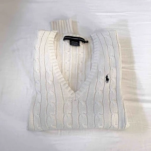 Äkta Ralph Lauren. Strl M! - Äkta krämfärgad Ralph Lauren kabelstickad i väldigt fint skick! Storlek M. 🌸Köparen står för frakt🌸