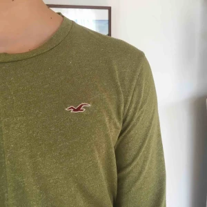  - Ljusgrön Hollistertröja i fint skick. I storlek S. Frakten ingår inte :)