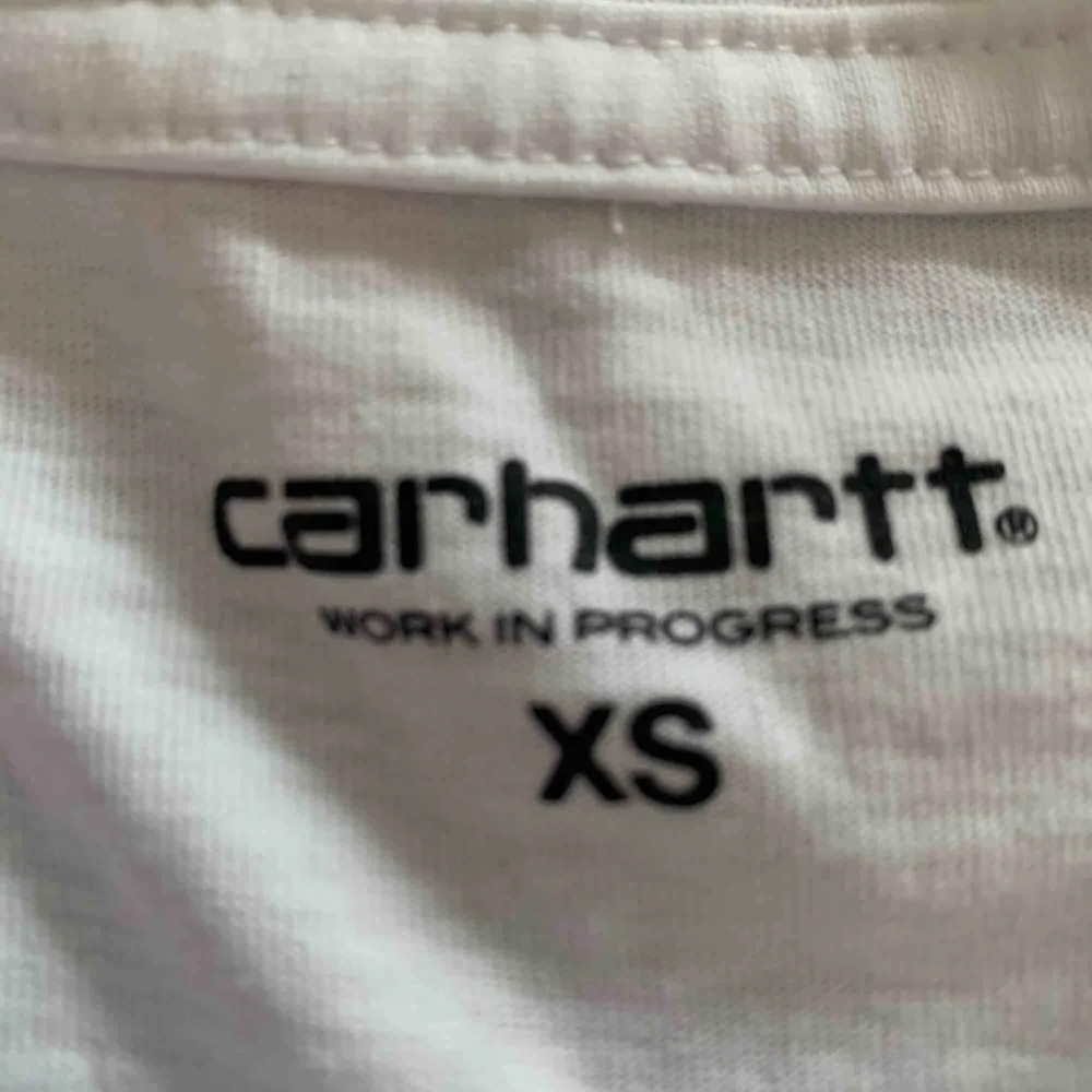 Helt oanvänd T-shirt från carhartt, sitter super snyggt på och nypris var 400kr.. T-shirts.
