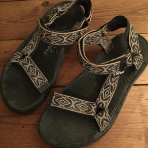 Teva sandaler  - Väldigt sköna och populära Teva sandaler till sommaren men snyggt mönster. Storlek 37-38. 