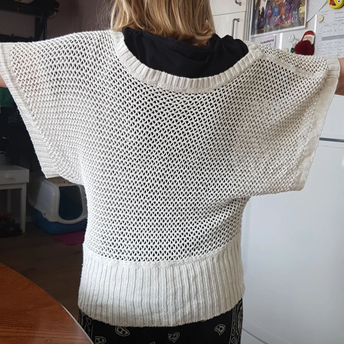 En vit tröja med håll i  - 91
