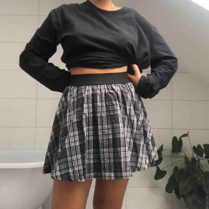  - En snygg skater kjol från divided, H&M. Perfekt nu till sommaren med ett par höga, svarta Converse eller ett par vita Nike Air Force! 