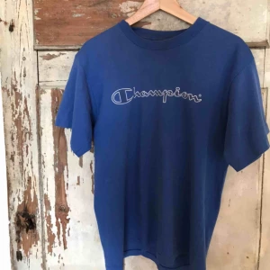  - Champion tisha köpt på humana, det står ingen storlek men det sitter snyggt oversized på mig som brukar ha S-M :))