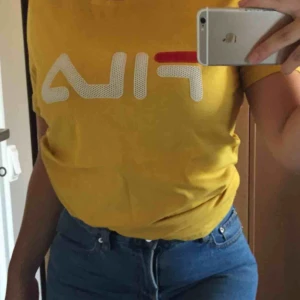  - As snygg gul Fila tröja storlek M men passar perfekt på mig som har S / Xs! 💛 Helt oanvänd!