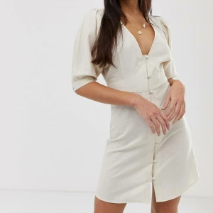 Jättesnygg linneklänning - Oanvänd klänning i modellen tall (men den sitter som en vanlig klänning), storlek 40 men mer som en 38! 200kr med gratis frakt och den är din! 