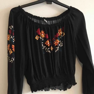  - Supersnygg cropped topp som varit en pärla men nu mest blir hängande. Bra skick! Nypris ca 199:-  Snyggt mönster och flexibel i passform då det är resår i midjan och lite vida ärmar. Perfekt till hög kjol eller höga byxor! 