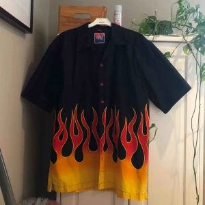  - Y2k flame skjorta! Suuperfin och jättebra skick men kommer ej till användning av mig. Möts i sthlm eller fraktar mot kostnaden🌼