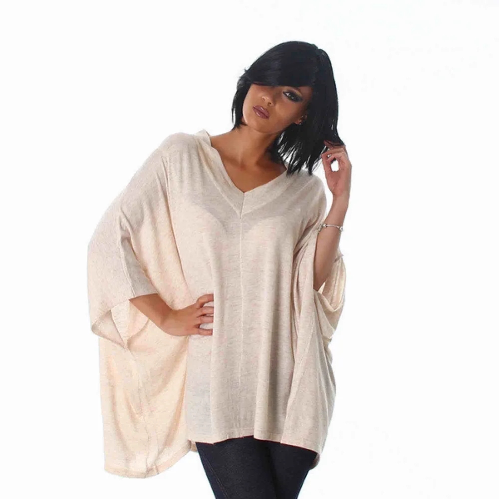 Mysig poncho att svepa om sig i höst! Material: 55% Polyester, 20% Polyarcylic, 20% Polyamide, 5% Ull Storlek: One Size Färg: beige . Tröjor & Koftor.