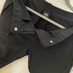  - Oanvända nyskick friluftsbyxor strl L