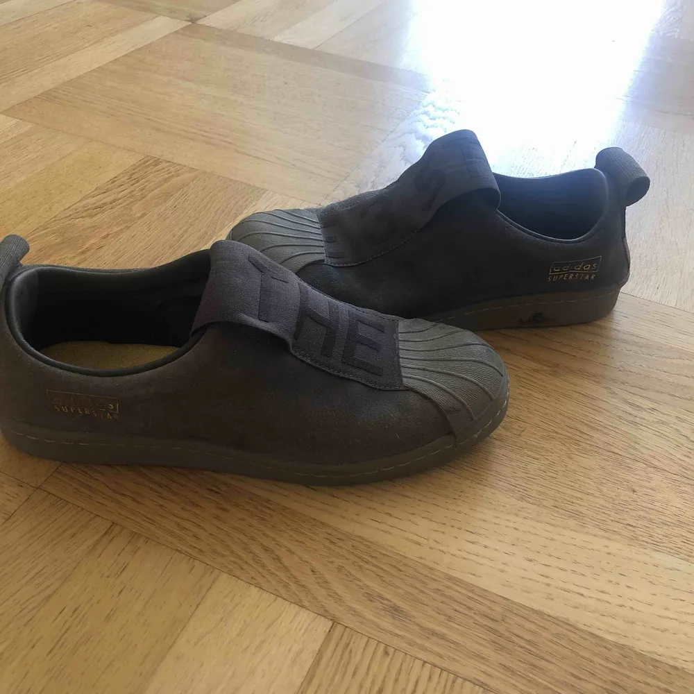 Säljer ett par gråa mocka adidas  skor som tyvärr inte har kommit till så mycket användning. Kan mötas upp i Göteborg eller frakta . Skor.