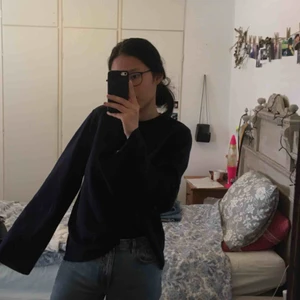  - Snygg oversized mörkblå sweater med vida armar. Gjord av ett tyg av polyester och bomull, så väldigt mjuk. Den är typ randig också som syns på andra bilden. Knappt använd🥰