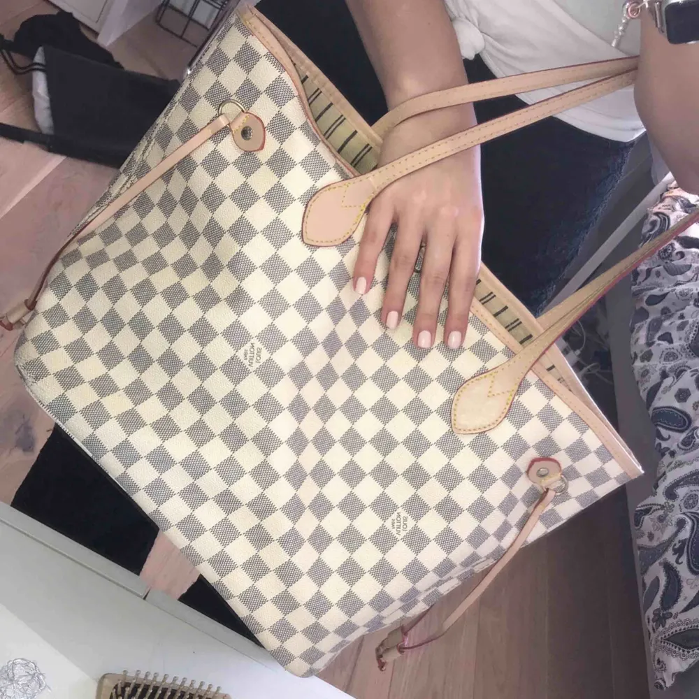 Louis Vuitton neverfull. Snålt använd och i bra skick. Tar för givet att den är en kopia då jag själv köpte den för ett hyfsat bra pris, ser äkta ut. Finns slitningar på handtag och lite i hörnen men syns inte om man inte letar.. Väskor.