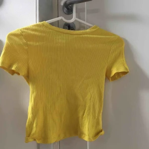  - Söt t-shirt från H&M endast använd en gång🦋