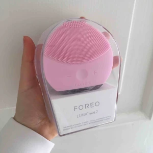  - Helt ny Foreo LUNA mini 2 i pearl pink från Kicks.  !!ALDRIG ANVÄND!! Råkade köpa 2 st. Buda på! Bud ligger nu på 520kr