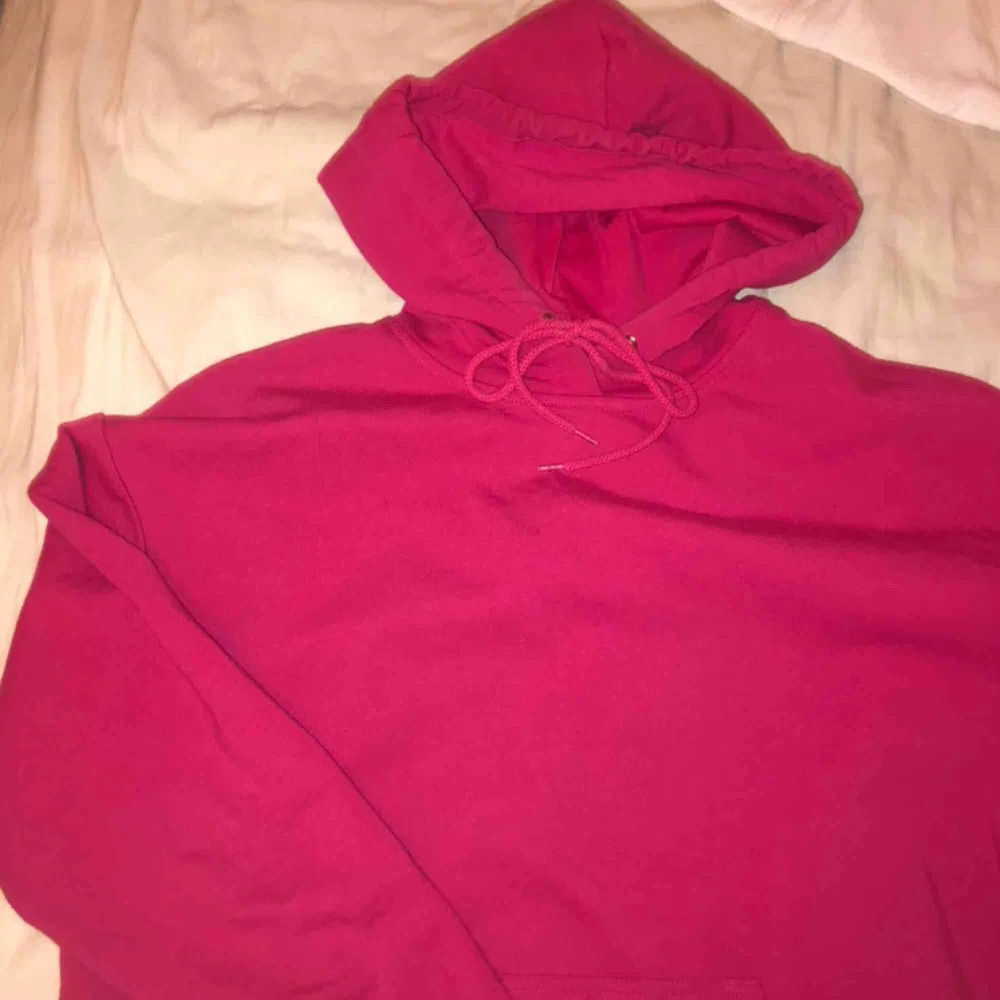 Jättefin rosa hoodie från märket stay🧚🏻‍♀️ står XS men sitter mer som en S beroende på om man vill ha den oversized🥰 ev frakt betalar köparen❤️. Hoodies.