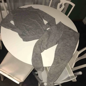  - Grått set i mjukt tyg, frakt ingår i priset 