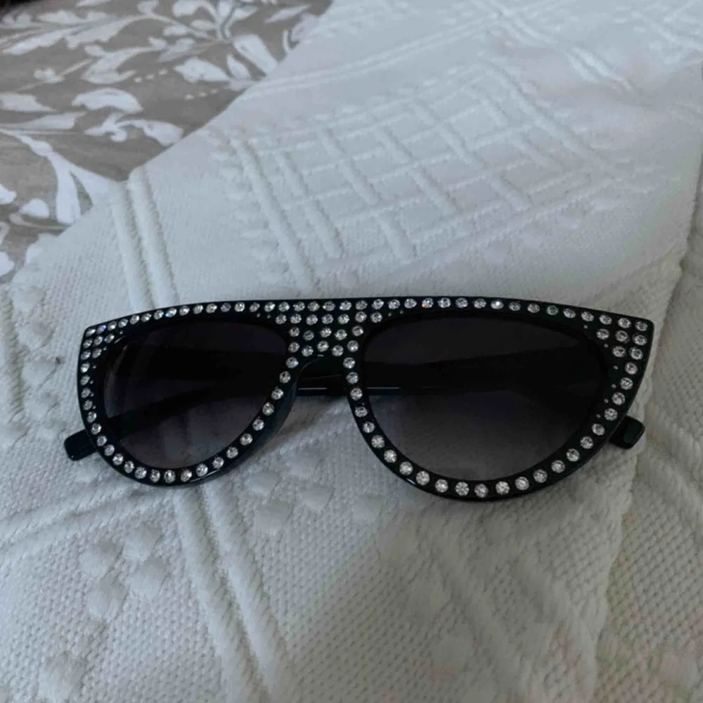 Solglasögon från Ginatricot, säljer dom då jag äger allt för många solglasögon haha, frakt tillkommer för köparen :) . Accessoarer.