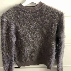  - Fluffig tröja som är sparsamt använd  Frakt står köparen för 