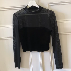 Fest tröja - Lite finare fest tröja, genomskinlig på ärmarna, knappt använd. Frakt betalas av köpare.