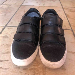  - Jättefina sneakers med både glitter och silverdetaljer, kommer tyvärr inte till användning! Frakt tillkommer