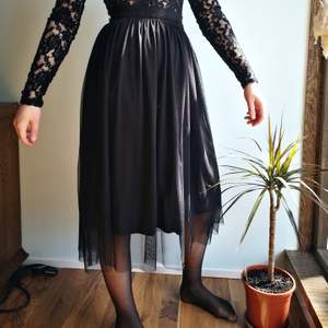 Svart knälång rockig kjol 🖤🌜 Endast använd 1 gång. Står storlek S men passar XS. Frakt tillkommer! 