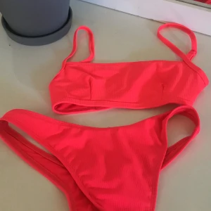 Sjukt snygg bikini! - En snygg bikini från asos med strong samt snygg rygg. Den har även spänn bara band👄 passar ganska många storlekar!
