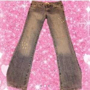 y2k low-rise jeans  - Så snygga bootcut lågmidjade jeans köpt på Depop men tyvärr för små för mig. Storlek EU 42 men jeansen är köpta vid 2000 så storleken är mindre och passar bättre på 36/38. De är väldigt långa i modellen! Långa på mig som är 176cm! Frakt kostar 63kr