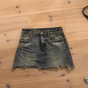 Levis kjol  - Jeanskjol från Levis. Stl 24 <3 (Frakt tillkommer) 