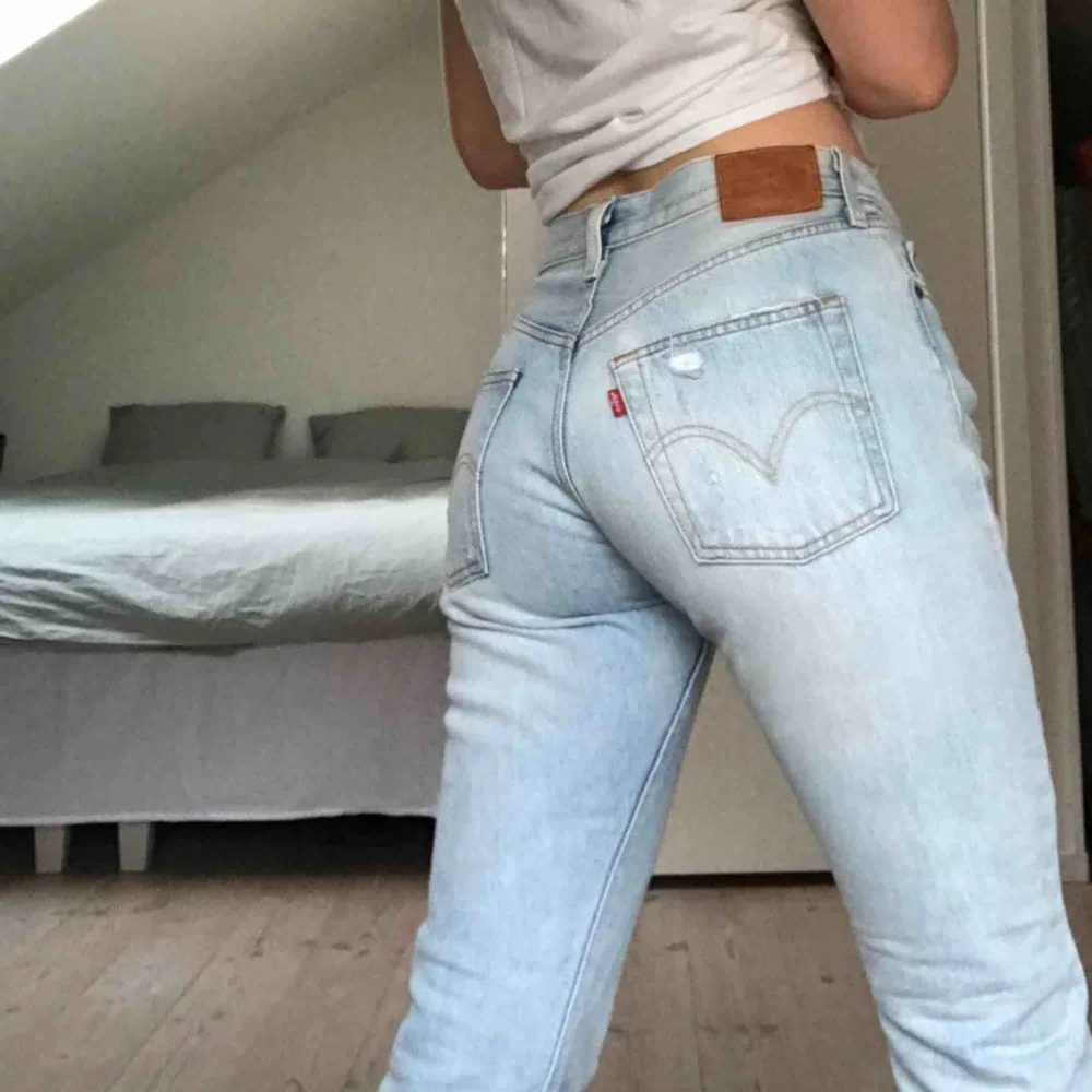 Jeans från Levi’s, säljer då jag knappt använt dem och de är därför i nyskick! Passar S/M. Jag är 165 cm lång.. Jeans & Byxor.