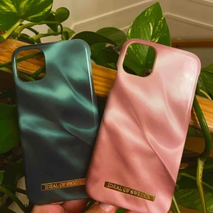  - 2 iPhone 11 skal, den gröna har en pytteliten skada på 1 ml (svart) men det är inget man lägger märke till.  BÅDA SKALEN SÄLJS MED EN 50% RABATTKOD SOM DU KAN ANVÄNDA PÅ VALFRI VARA PÅ IDEAL OF SWEDENS HEMSIDA!❤️ (gäller inte rea varor)