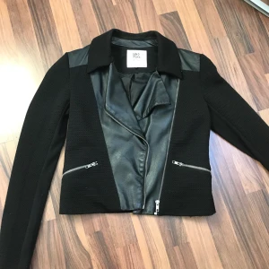 Jack med skinn imitation - Jacka från Vero Moda i strl S