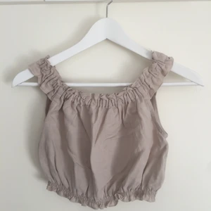 Grop top - Beige crop top i linne, använd en gång :) Köparen betalar frakt.