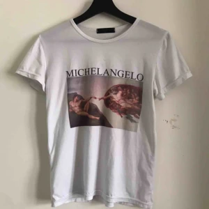  - En jättefin t-shirt med Michelangelos ’The creation of Adam’ 