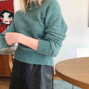  - Säljer den här stickade tröjan från hm i mohair/wool blend. Aldrig använd så helt som ny 💖 Nypris 600 kr