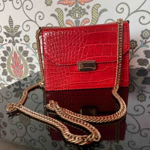  - Oerhört fin röd väska, i fake ormskin, helt oanvänd och väldigt rymlig.