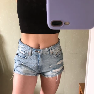 Jeansshorts - Slitna jeansshorts med en fin tvättad färg från H&M. Shortsen har använts 2 gånger och då sparsamt använda så de är i nyskick.  🦋Fraktkostnad tillkommer🦋