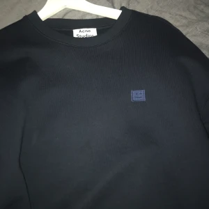 Acne studios sweatshirt  - Acne tröja navy i storlek L barn vilket motsvarar xs, Bra skick och sitter oversized. Tar trades och pris kan alltid diskuteras:)