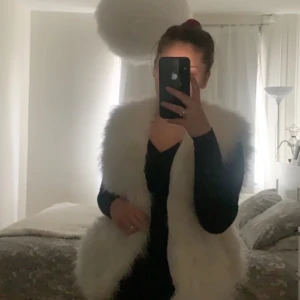 Fluffy fur fever vest snow white - Vit väst från Pello Bello strl S men passar även M. nyskick använd 2 gånger.  Nypris 799kr