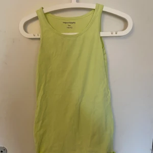 Två linnen - Säljer dessa två linnen som är i strlk 146/152 (men väldigt stretchiga funkar på mig som har m) min tanke är att man kan klippa dem till kortare toppar💓💓 50kr/st