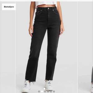 Säljer dessa populära jeans från Na-Kd pga för små för mig:( 