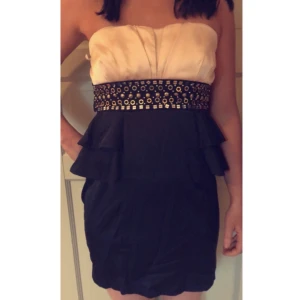 Klänning från Nelly  - Partyklänning i fint skick från Nelly endast använd en gång. Storlek M.