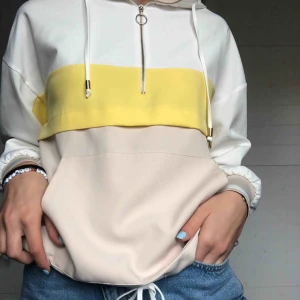  - Snygg tröja från Zara! Använd två ggr. Detalj i form av snöre längst ner, kan justeras. Den är ganska tunn och kan bäras både med och utan något under, perfekt till sommaren när det inte är så varmt! Jag står för frakten!