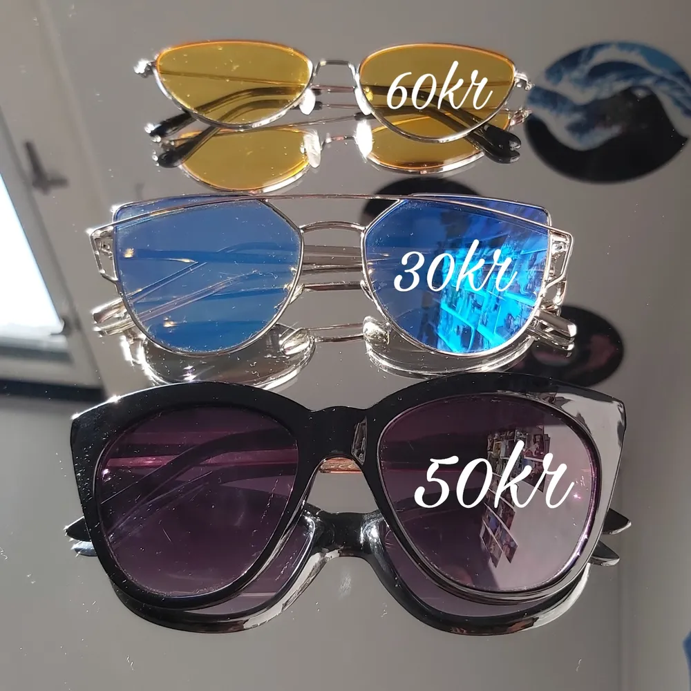 Säljer dessa tre solglasögon som är sparsamt använda. OBS! De gula och blå är sålda.Kan mötas upp i Lund annars står köparen för frakten:). Accessoarer.