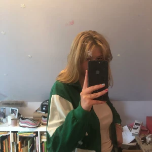 Myrorna kofta - Säljer kofta köpt på myrorna. Använd 1 gång. Säljer pga jag inte får användning <3