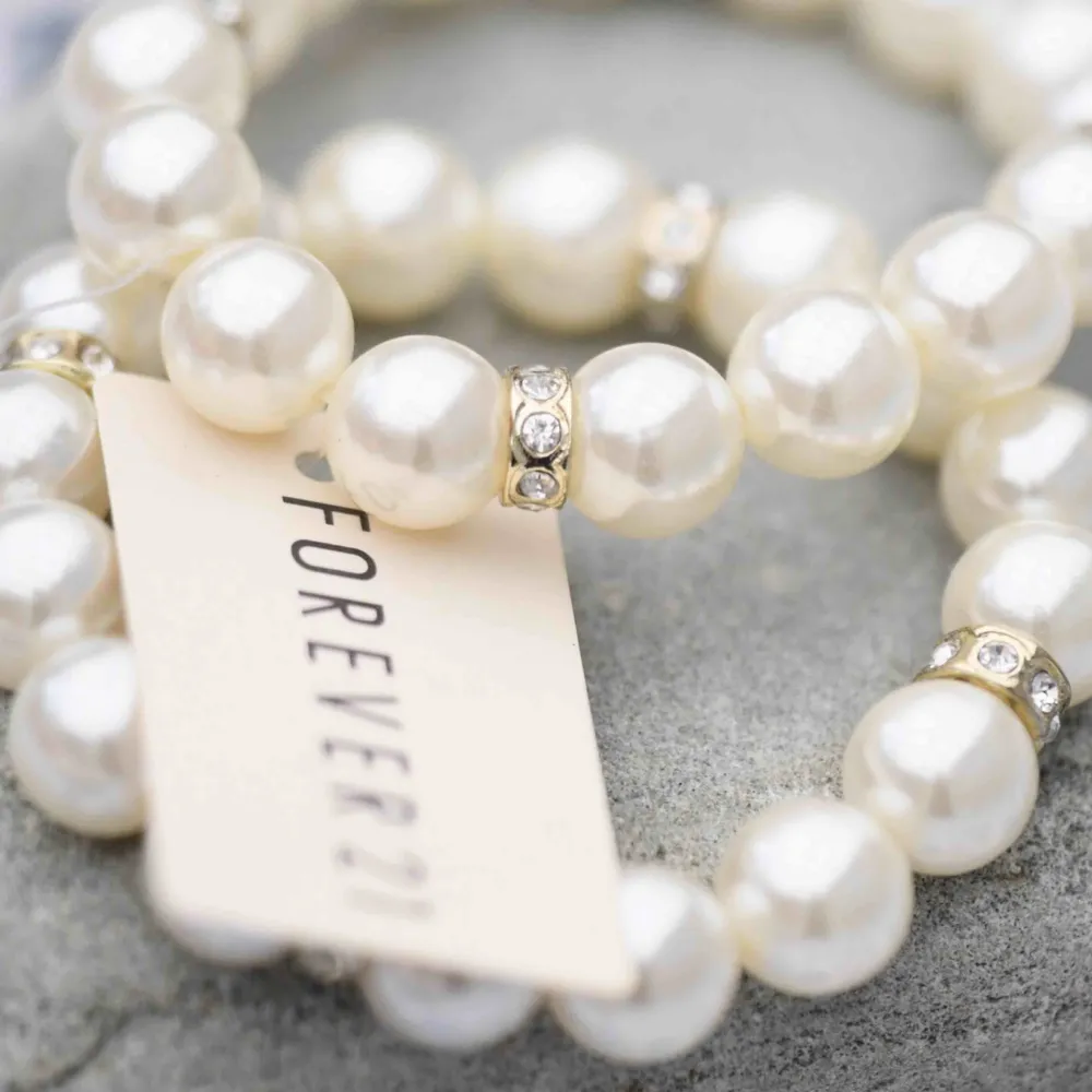 Elastiska och passar alla! Så så fina, med små gulddetaljer. 📿📿📿  🤍🤍Frakt på 11 kronor tillkommer 🤍🤍   #pärlarmband #armband #smycken #forever21 #pearls #humana #secondhand. Accessoarer.